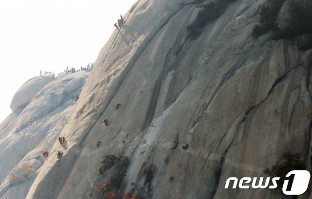 14일 서울 북한산국립공원 인수봉에서 암벽 등반가들이 바위를 오르고 있다. 2018.10.14 © News1
