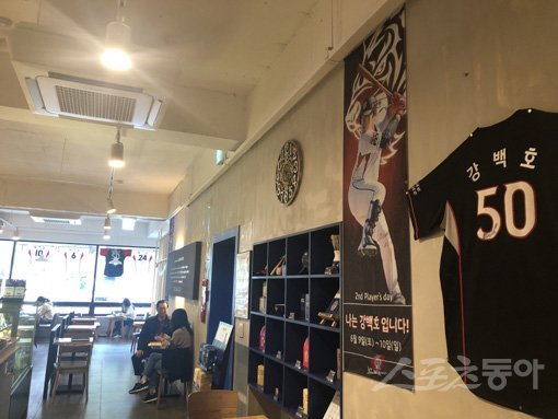 강백호의 뜻에 따라 어머니 정연주 씨가 인수해 운영 중인 수원KT위즈파크 인근의 한 카페. 강백호의 유니폼이 걸려 있다. 스포츠동아DB