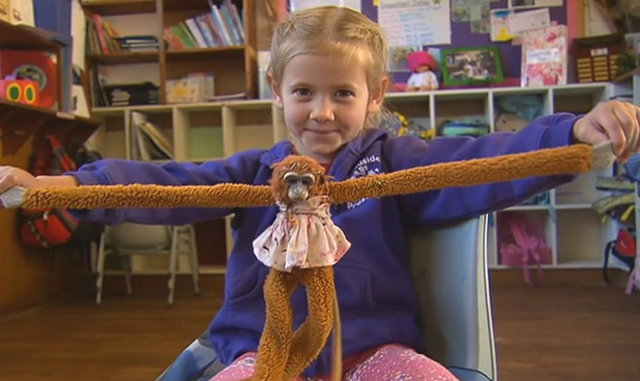 영국 버킹엄궁으로부터 돌려받은 원숭이 인형 해리엇과 함께 미소 짓고 있는 호주 소녀 서배너 하트. 세븐뉴스