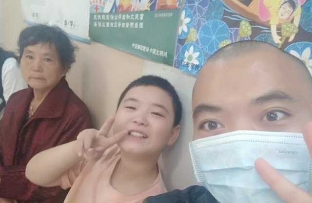 가운데가 류즈환군, 오른쪽이 골수이식을 받은 아버지 류옌헝씨. 웨이보 갈무리