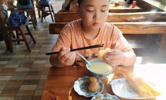 체중을 불리기 위해 매일 5끼를 먹은 류즈환군. 웨이보 갈무리