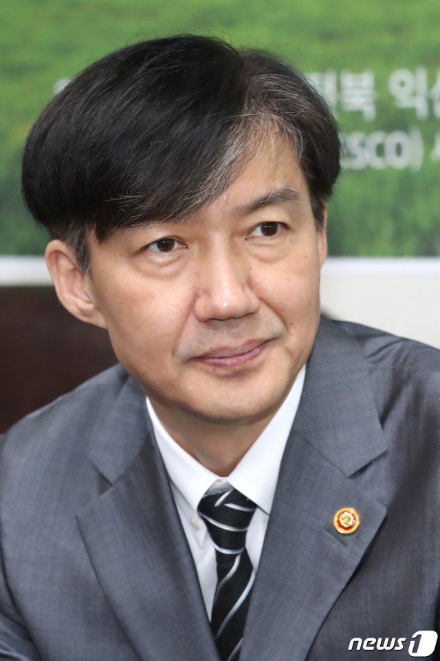 조국 법무부 장관이 19일 오전 서울 여의도 국회에서 조배숙 민주평화당 원내대표를 예방해 이야기를 나누고 있다. © News1