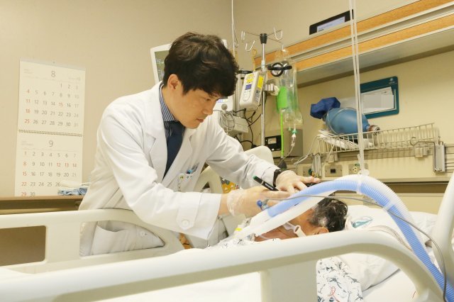 서울아산병원 신경과 전상범 교수가 신경과중환자실에 입원중인 환자를 진료하고 있다.