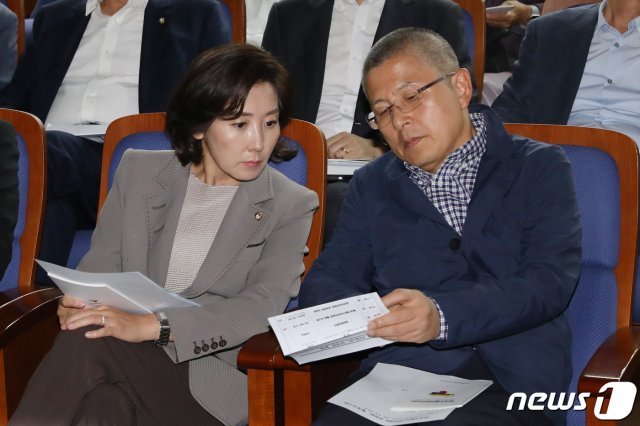 황교안 자유한국당 대표와 나경원 원내대표가 20일 오전 서울 여의도 국회에서 열린 베네수엘라 리포트위원회 활동 보고회에서 이야기를 나누고 있다. 2019.9.20/뉴스1 © News1