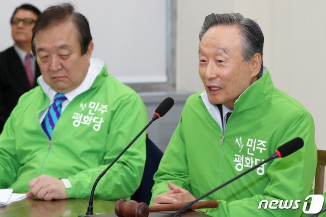 권노갑 민주평화당 상임고문(오른쪽)과 정대철 상임고문 © News1