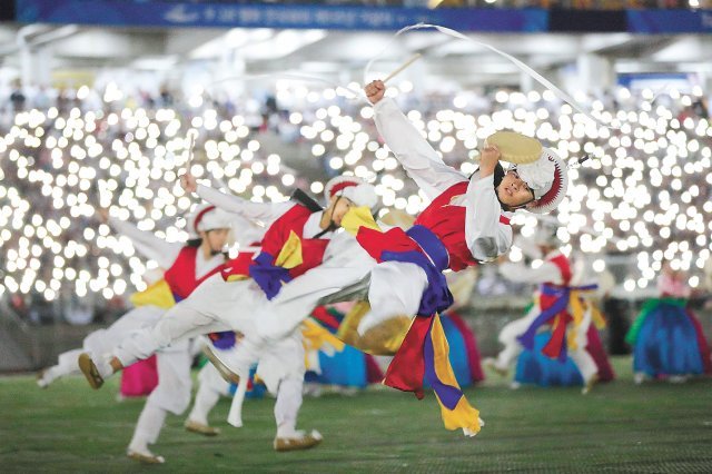 18일 오후 경기 수원시 팔달구 우만동 수원월드컵경기장에서 열린 ‘9·18 평화 만국회의 제5주년 기념식’에서 예술단이 문화공연을 선보이고 있다.