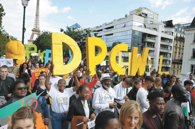 9월 7일 프랑스 파리에서 평화시민 600여 명이 DPCW를 지지하는 평화걷기를 하고 있다.