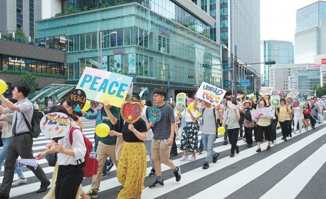 9월 7일 일본 도쿄에서 열린 ‘평화 만국회의 5주년 기념 평화걷기’ 행렬.