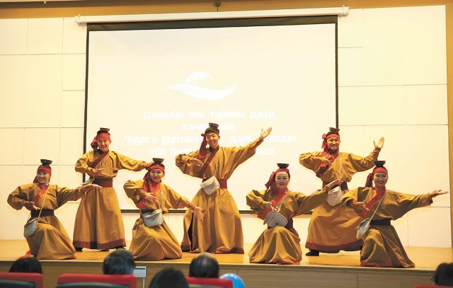 9월 8일 몽골 울란바토르에서 평화만국회의가 열린 가운데 청년들이 공연을 선보이고 있다.