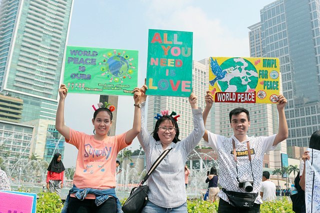 9월 8일 인도네시아 자카르타. 평화걷기대회에서 평화활동을 지지하는 피켓을 든 시민들.