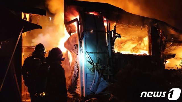 20일 오후 11시12분쯤 강원도 인제군 서화면 서화리의 한 가정집에서 불이 나 소방대원들이 진화작업을 벌이고 있다.(강원도소방본부 제공). 2019.9.21 /뉴스1 © News1