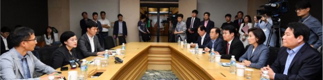 나경원 자유한국당 원내대표(오른쪽 두 번째)와 의원들이 9월 5일 경기 성남시 네이버 본사를 찾아 실시간 검색어 조작 의혹과 관련 항의하고 있다. 뉴스1