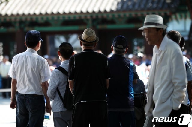 서울 종로구 탑골공원에서 휴식을 취하고 있는 어르신들. © News1