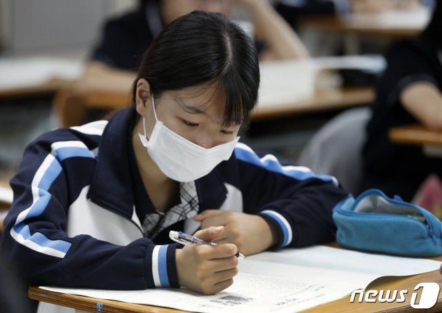 지난 4일 오전 대전 서구 괴정고등학교에서 3학년 수험생들이 9월 전국연합학력평가 1교시 국어 영역 시험을 치고 있다. © News1DB