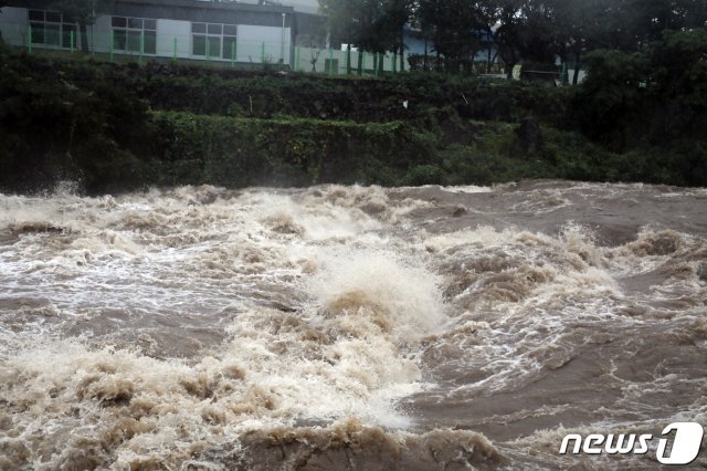 22일 제17호 태풍 ‘타파(TAPAH)’의 영향으로 제주도 전역에 ‘태풍 경보’가 발효돼 많은 비가 내린 가운데 평소 건천인 제주시 하천에 파도를 방불케하는 급류가 흐르고 있다. © News1