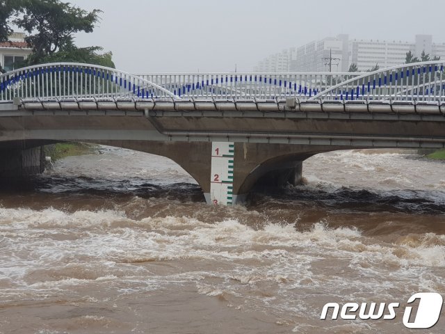 22일 태풍 ‘타파’의 영향으로 제주도 전역에 많은 비가 내리고 있는 가운데 제주시 외도동 월대천에 급류가 흐르고 있다.(제주소방안전본부 제공)