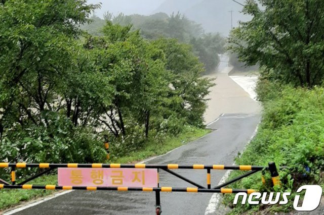 제17호 태풍 타파의 영향으로 내린 호우에 북구 죽장면 하옥리 주민들의 유일한 통로인 세계교가 침수돼 통행이 차단되고 있다. © News1