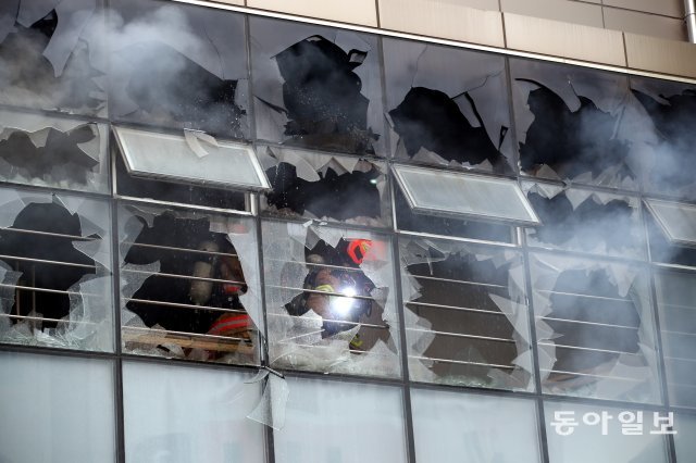 불길이 일어난 곳으로 추정되는 건물 3층에서 소방관들이 진화작업을 벌이고 있다. 최혁중 기자 sajinman@donga.com