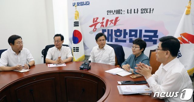 황교안 자유한국당 대표가 8일 서울 여의도 국회 당 대표실에서 2020경제대전환위원회 자유로운 노동시장분과로 부터 보고를 받고 있다. 왼쪽부터 김종석 의원, 김태기 단국대 교수, 황 대표, 임이자 의원, 김광림 의원. 2019.8.8/뉴스1 © News1