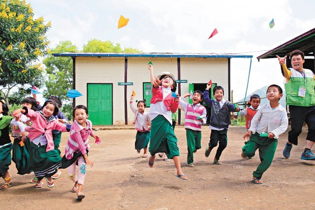 장애인의 사회통합을 목표로 1993년 설립된 밀알복지재단은 올해 유산기부자들의 뜻에 맞춘 나눔 사업을 진행하고 한다. 사진은 밀알복지재단이 운영하는 미얀마 사업장에서 아이들이 활짝 웃고 있는 모습. 밀알복지재단 제공