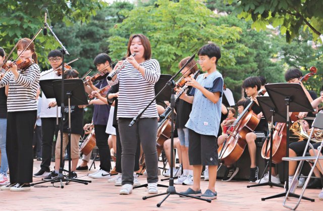 세종꿈나무오케스트라 여름캠프는 음악 교육을 실시하고 깜짝 연주회도 열어주었다.