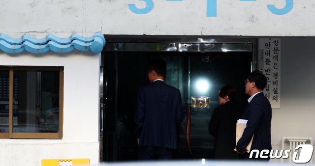 23일 오전 검찰 관계자들이 압수수색을 위해 서울 서초구 방배동 조국 법무부 장관 자택으로 들어서고 있다. 뉴스1