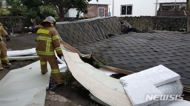 22일 오후 제주 서귀포시 법환동 한 주택에서 지붕이 내려앉아 소방대원이 안전조치에 나서고 있다. 사진=뉴시스