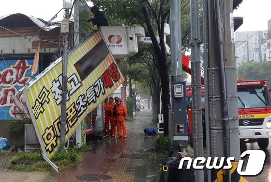 22일 오후 울산 북구 진장동의 한 상가 건물 간판이 강풍에 넘어져 있다. 사진=뉴스1