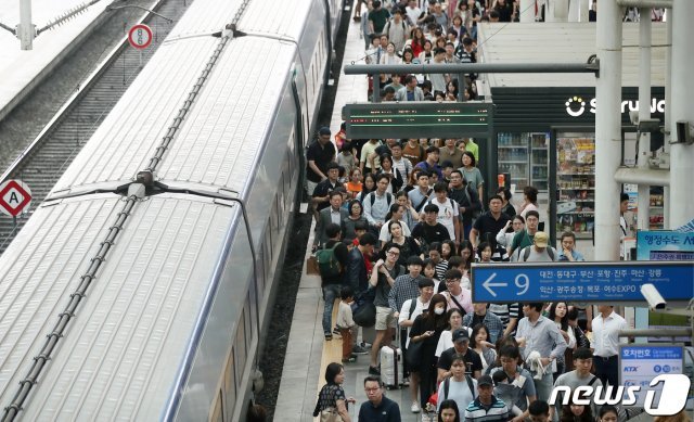 추석 연휴 마지막날인 15일 고향에서 돌아온 귀경객들이 서울역 승강장을 빠져나오고 있다. © News1