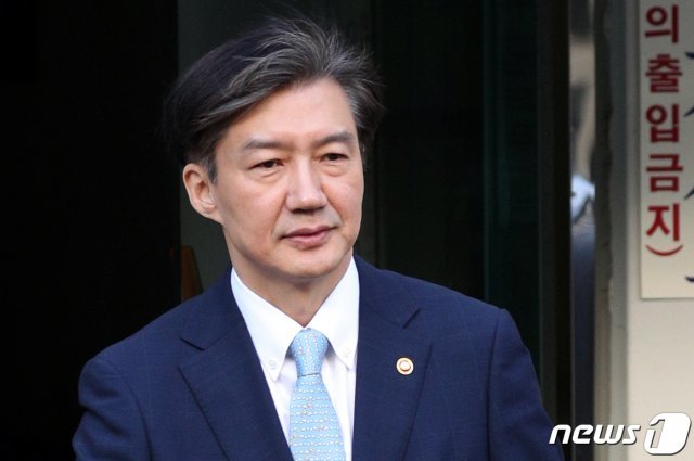조국 법무부 장관이 23일 오전 서울 서초구 방배동 자택을 나서 출근하고 있다. © News1