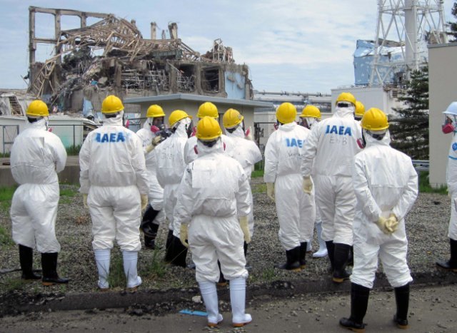 국제원자력기구(IAEA) 조사단이 2011년 5월 일본 후쿠시마 원전 사고 현장을 살펴보고 있다. [뉴시스]