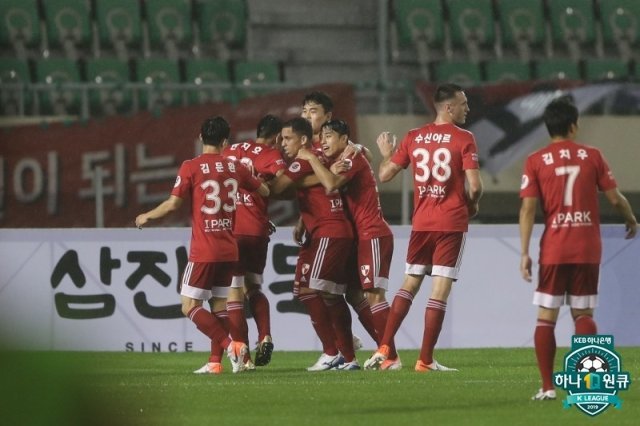 부산 아이파크는 승격의 꿈을 이룰 수 있을까. 23일 광주FC와의 홈 경기가 중요하다. 한국프로축구연맹 제공