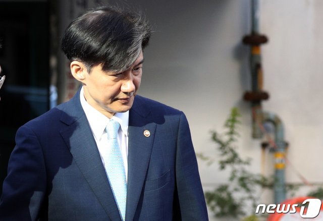 조국 법무부 장관이 23일 오전 서울 서초구 방배동 자택을 나서고 있다. 뉴스1