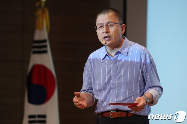 황교안 자유한국당 대표가 22일 서울 여의도 국회에서 열린 ‘민부론’ 발간 국민보고대회에서 프리젠테이션 발표를 하고 있다. © News1