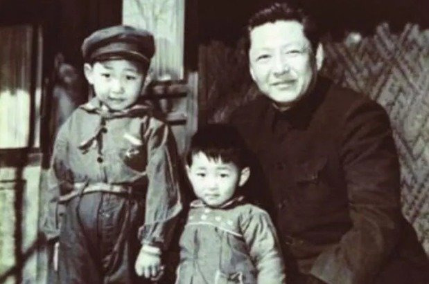 오른쪽이 시중쉰, 왼쪽이 시진핑, 가운데는 시진핑의 동생 시웬핑이다. - 바이두 갈무리