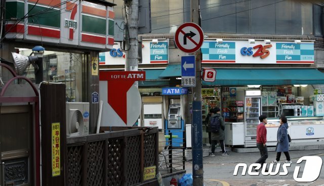 서울 서대문구 신촌 거리에 편의점들이 영업하고 있다. © News1