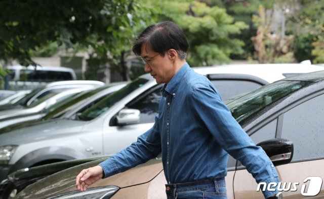 조국 법무부 장관이 22일 오후 서울 서초구 방배동 자택으로 들어서고 있다. © News1