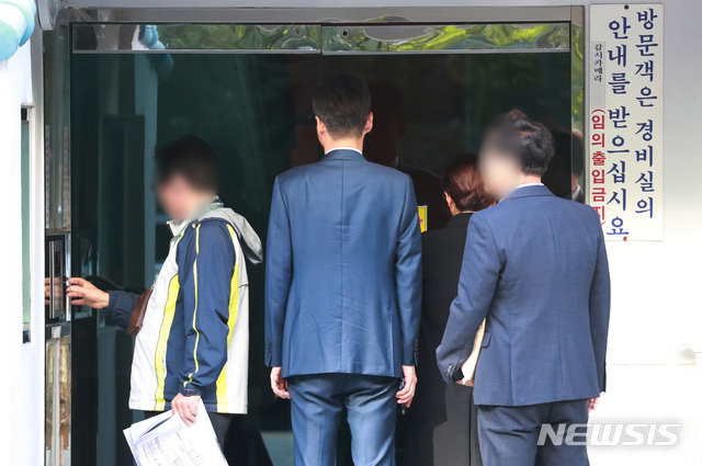 검찰 수사관들이 23일 오전 서울 서초구 방배동 조국 법무부 장관 자택 압수수색을 하기 위해 아파트 현관으로 들어서고 있다.