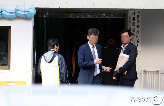 23일 오전 검찰 관계자들이 압수수색을 위해 서울 서초구 방배동 조국 법무부 자택으로 들어서고 있다. © News1
