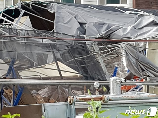헬기에서 컨테이너가 떨어져 내리면서 부서진 비닐하우스 가건물 모습.(독자제공) ⓒ News1