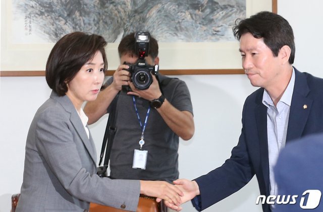 이인영 더불어민주당 원내대표(오른쪽)와 나경원 자유한국당 원내대표. © News1