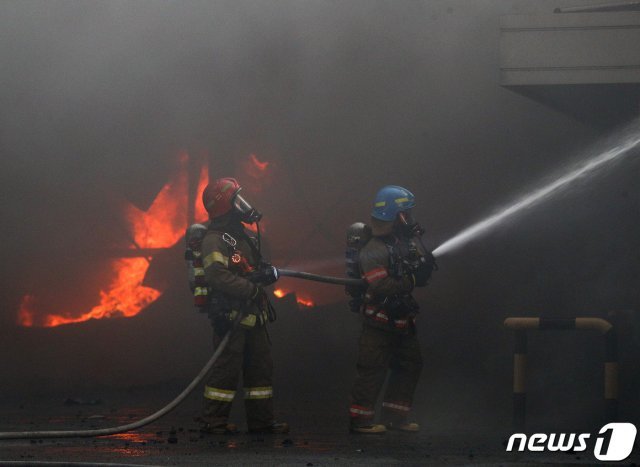 화재 진압중인 소방관들의 모습. © News1