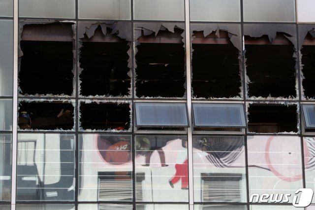 23일 오전 서울 중구 제일평화시장에서 전날 발생한 화재와 관련해 경찰과 소방, 관계당국이 안전진단을 하고 있다. © News1