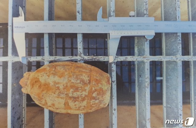 천안 불당동의 한 아파트에서 발견된 수류탄(독자 제공)© 뉴스1