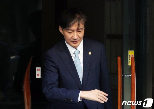 조국 법무부 장관이 23일 오전 서울 서초구 방배동 자택을 나서고 있다. 2019.9.23/뉴스1 © News1