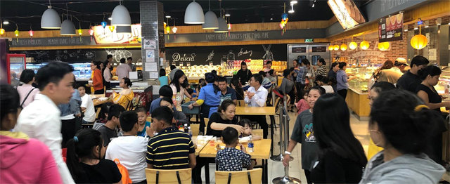 5월 리뉴얼한 베트남 롯데마트 남사이공점 밀솔루션 매장에서 고객들이 식사를 하고 있다. 롯데마트는 베트남 14개 점포를 올해 말까지 밀솔루션 매장으로 리뉴얼한다는 계획이다. 롯데쇼핑 제공