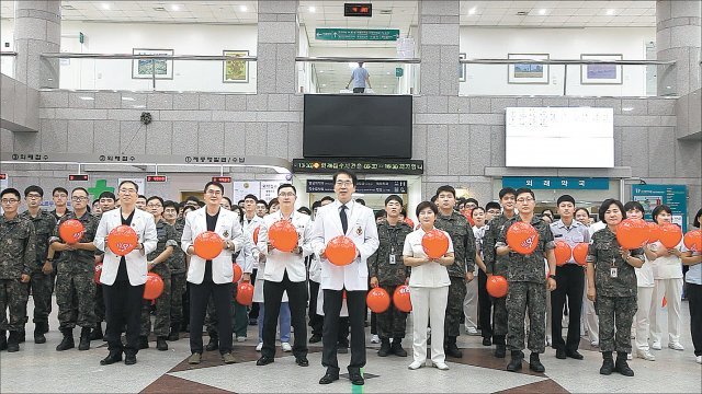 국군수도병원 한호성 원장(앞줄 가운데)과 의료진들 소생 참여.