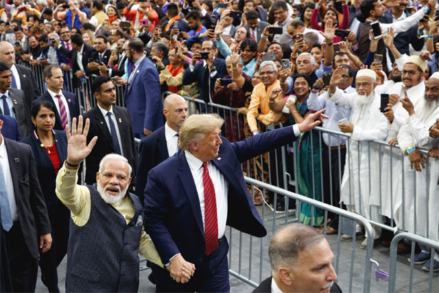 모디 손 꼭잡은 트럼프 22일
 미국 텍사스주 휴스턴에서 나렌드라 모디 인도 총리(가운데 줄 왼쪽)와 도널드 트럼프 미국 대통령(오른쪽)이 나란히 손을 잡고 
관중에게 손을 흔들며 걸어가고 있다. 두 사람은 인도계 이민자들의 ‘하우디(Howdy·‘안녕하세요’의 텍사스 사투리) 모디! 
함께하는 꿈, 밝은 미래’ 행사에 함께 참여했다. 우크라이나 스캔들 등으로 재선 가도에 암초를 만난 트럼프 대통령이 인도계 
유권자를 공략하기 위해 이날 행사를 마련했다는 분석이 나온다. 휴스턴=AP 뉴시스