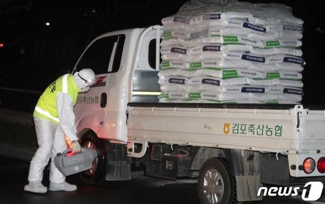 방역 관계자들이 23일 오후  아프리카 돼지열병 확진을 받은 김포시 통진읍 가현리의 한 돼지농장에서  살처분에 사용할 생석회를 싣고 온 차량을 소독하고 있다. © News1