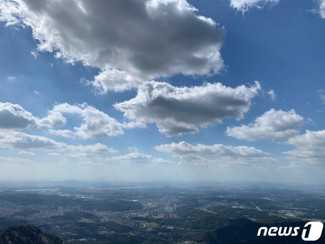 태풍 타파가 지나간 23일 서울 북한산 백운대에서 바라본 서울 도심에 파란 하늘이 펼쳐져 있다. © News1